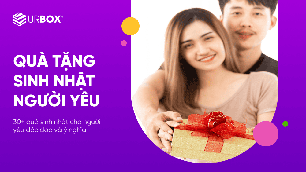 Một chàng trai đang mỉm cười trao bó hoa hồng và hộp quà được gói cẩn thận cho bạn gái trong một không gian lãng mạn, thể hiện sự chu đáo và tình cảm nhân dịp 8/3.